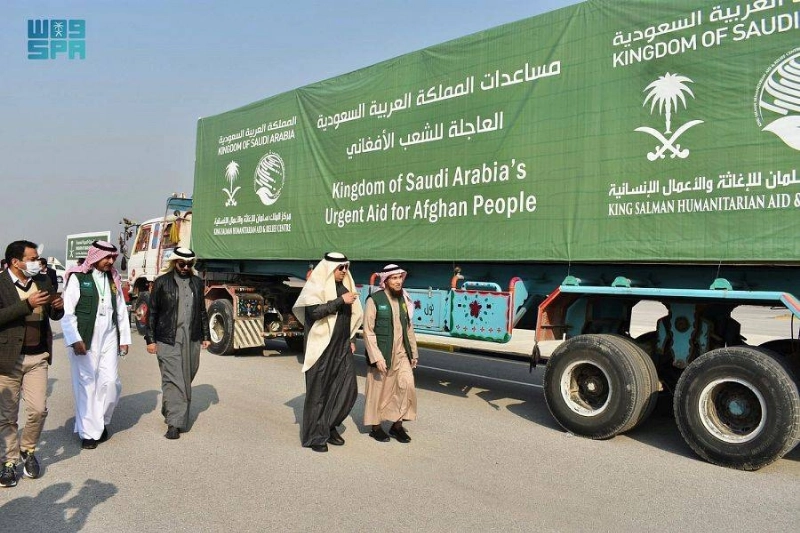 المسؤولون السعوديون والأفغان في استقبال الشاحنات (واس)