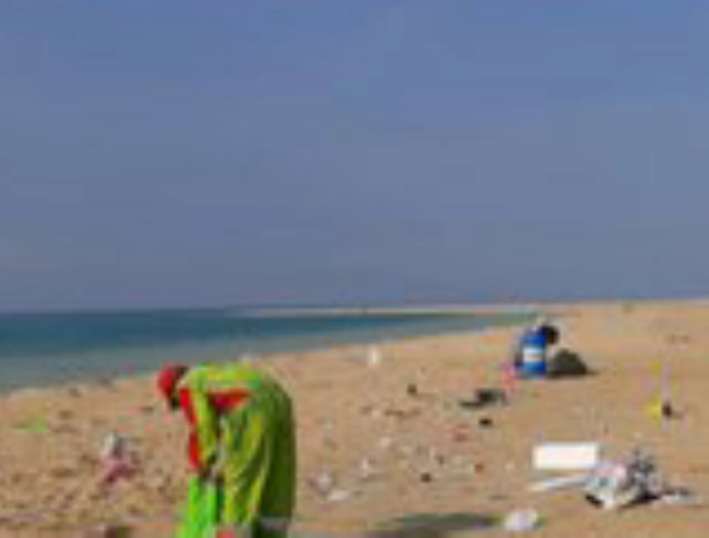عامل يجمع نفايات (مكة)