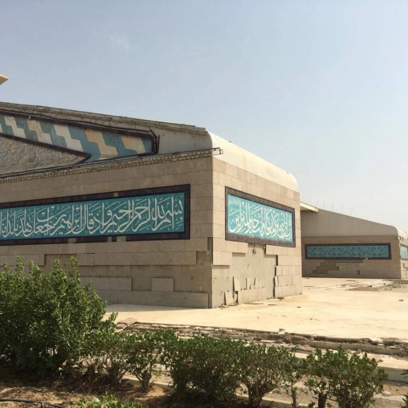من تساقط السيراميك بجوانب المجسم (مكة)