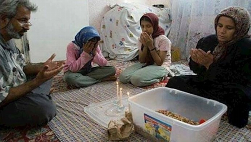 أسرة إيرانية تواجه ظروفا معيشية صعبة (مكة)