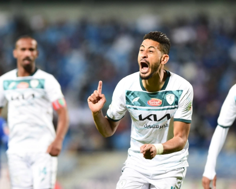 مراد باتنا يحتفل بأحد هدفيه في الهلال أمس