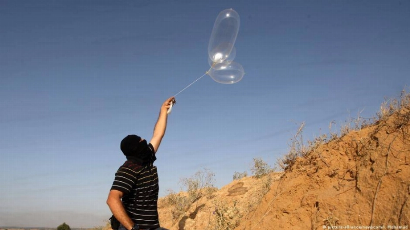 بالونات حارقة في سماء غزة (مكة)