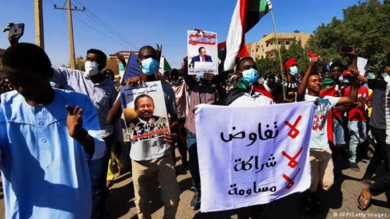 سودانيون يرفعون لافتات ترفض التفاوض خلال المظاهرات (مكة)