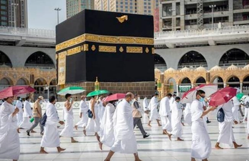 معتمرون يطوفون حول الكعبة (مكة)