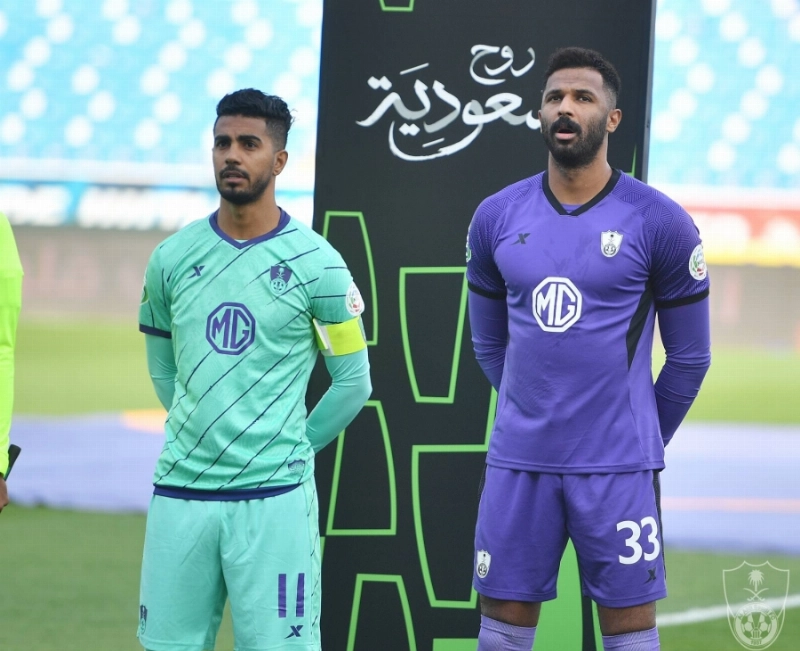 محمد العويس قبل بداية مباراة الرائد أمس (مكة)
