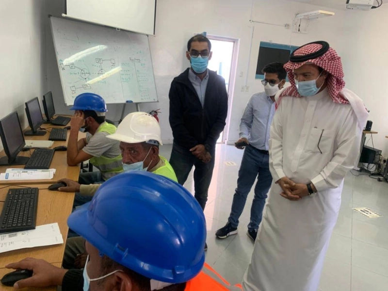 مدير تقني مكة يقف على سير اختبارات المعهد الصناعي بالطائف