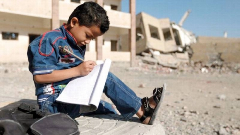 طالب يمني يذاكر دروسه أمام مدرسة مدمرة (مكة)