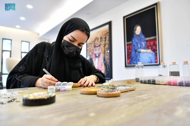 سارة الزايدي ترسم لوحتها (مكة)