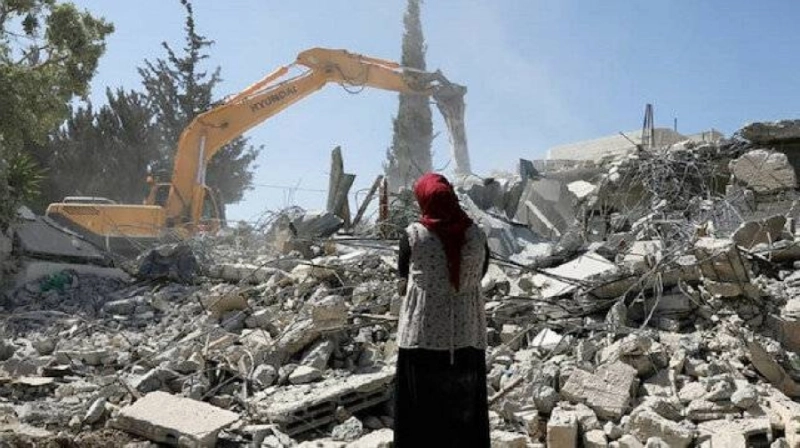 فلسطينية تنظر لبيتها بعد هدمه (مكة)