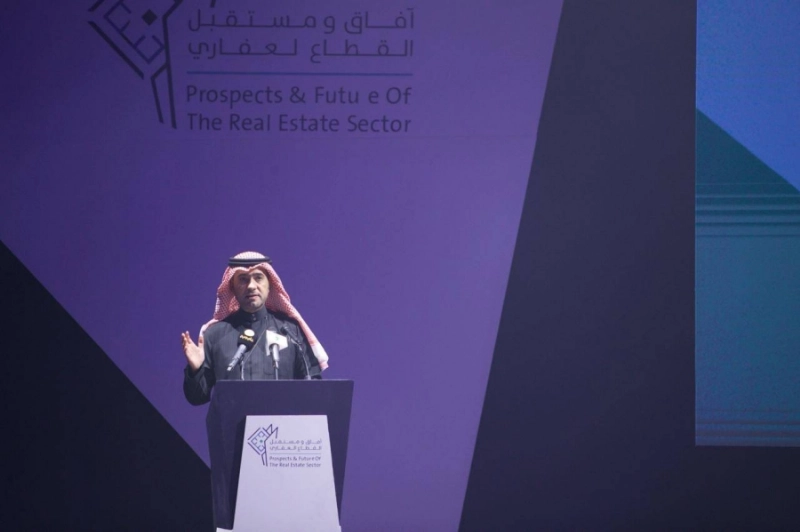 الحقيل متحدثا في المؤتمر