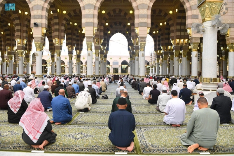 مصلون يطبقون التباعد بالمسجد النبوي (مكة)