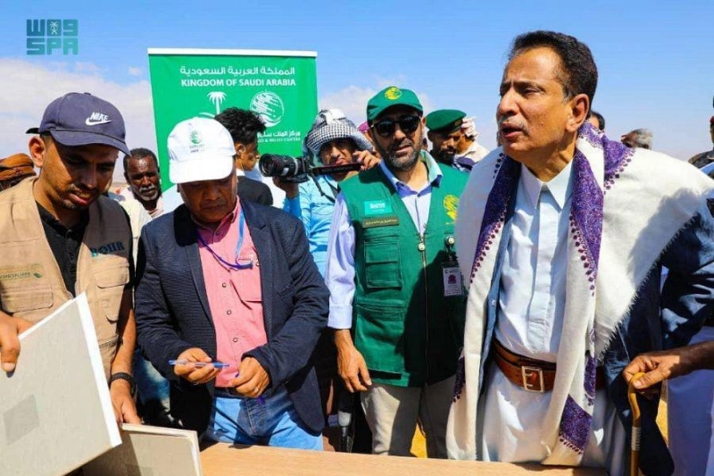 محافظ المهرة لدى تدشين المشروع (واس)