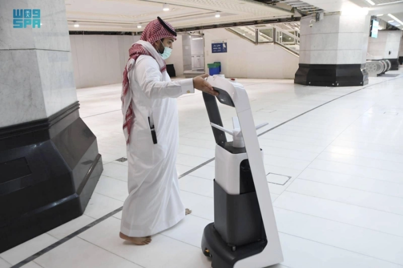 أحد موظفي الرئاسة يشرف على أعمال التعقيم