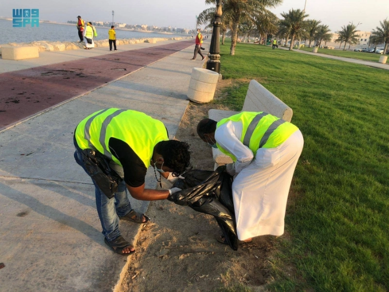 متطوعون خلال إحدى مشاركاتهم (مكة)