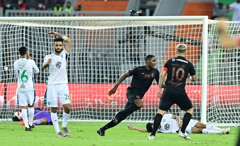 إيجالو يحتفل بهدفه في الأهلي أمس (مكة)