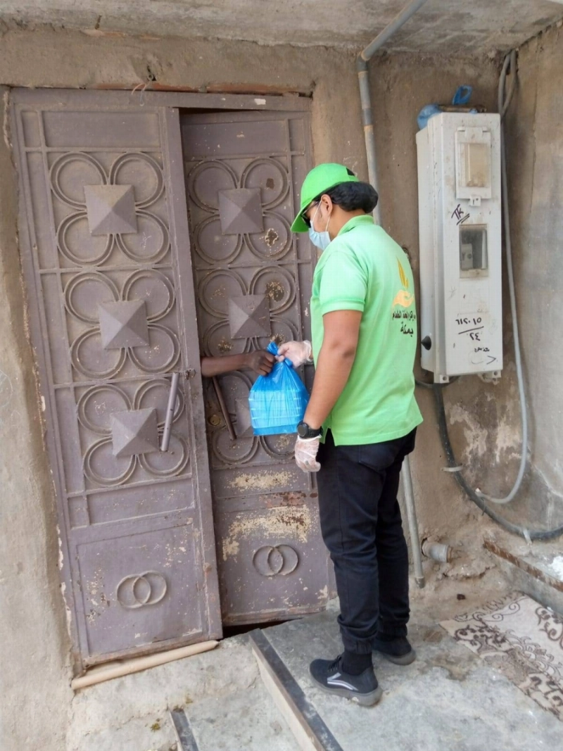 توزيع الوجبات على المحتاجين (مكة)