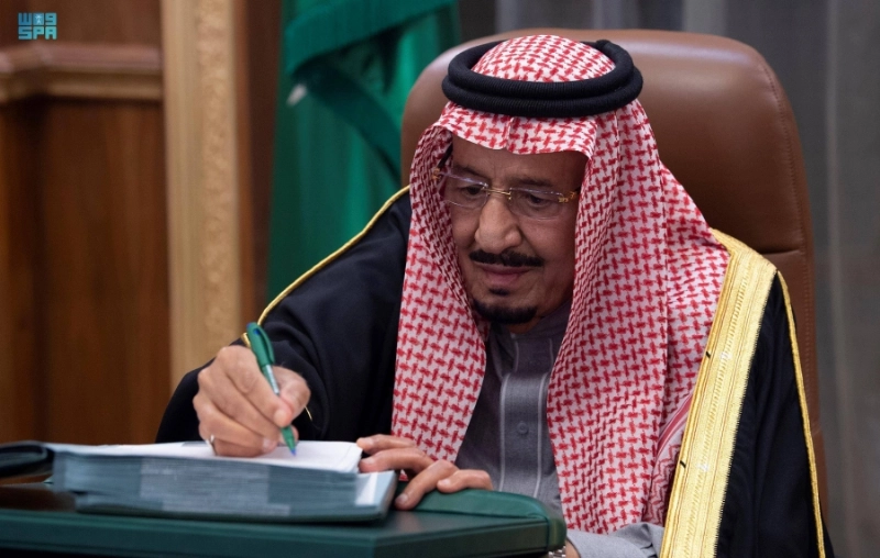 الملك سلمان لدى ترؤسه جلسة المجلس أمس (واس)