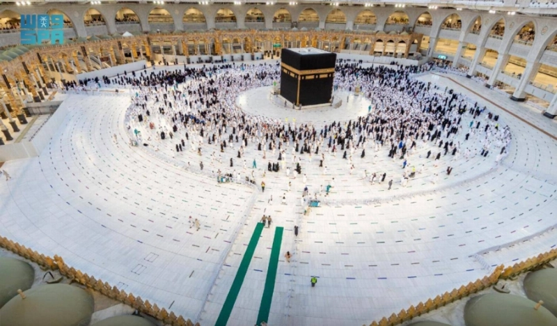 معتمرون في صحن المطاف (مكة)
