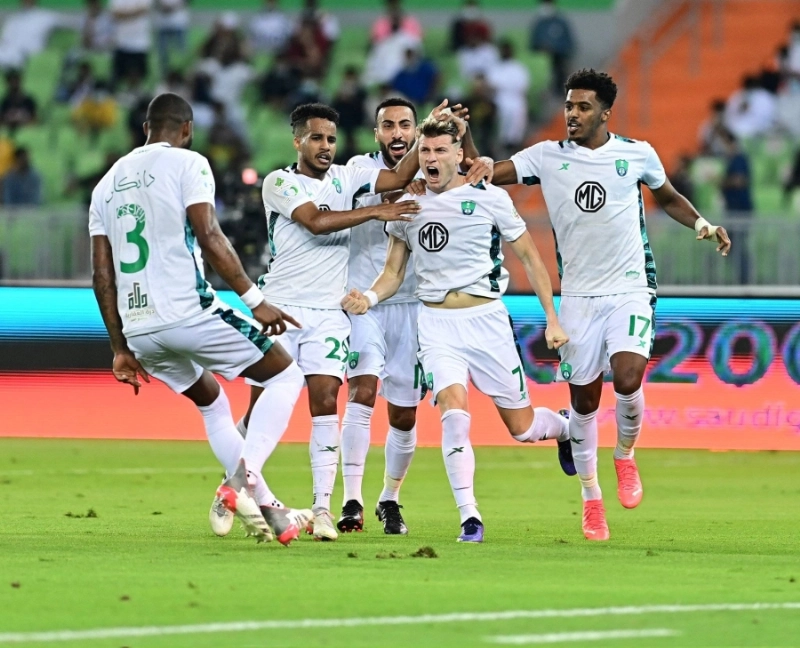 لاعبو الأهلي يحتفلون بهدف التعادل أمام الشباب (مكة)