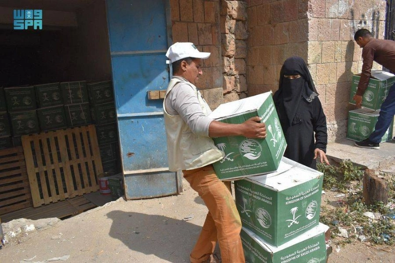 سلال غذائية يقدمها مركز الملك سلمان للإغاثة لإحدى اليمنيات (واس)