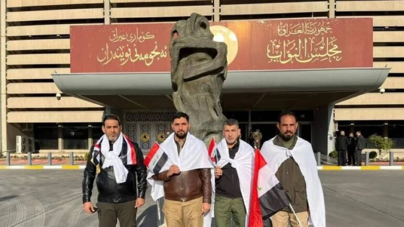 نواب صدريون يحملون أكفانهم أمام البرلمان (مكة)