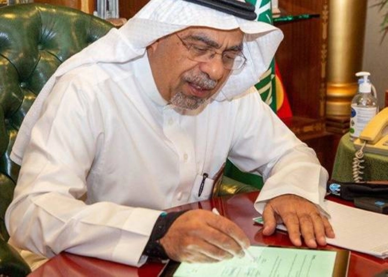 محمد القويحص خلال توقيع المذكرة (مكة)