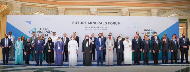 وزير الصناعة يتوسط عددا من المسؤولين المشاركين (مكة)