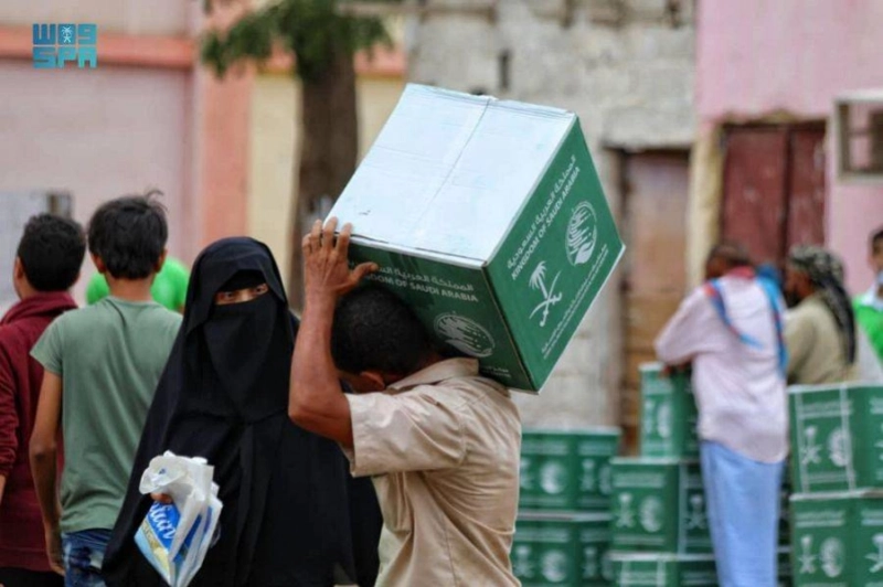 مركز الملك سلمان يوزع سلالا غذائية في عدن