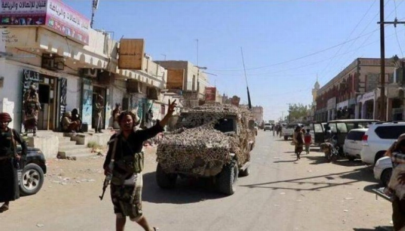 يمني يرفع علامة النصر في شبوة المحررة (مكة)