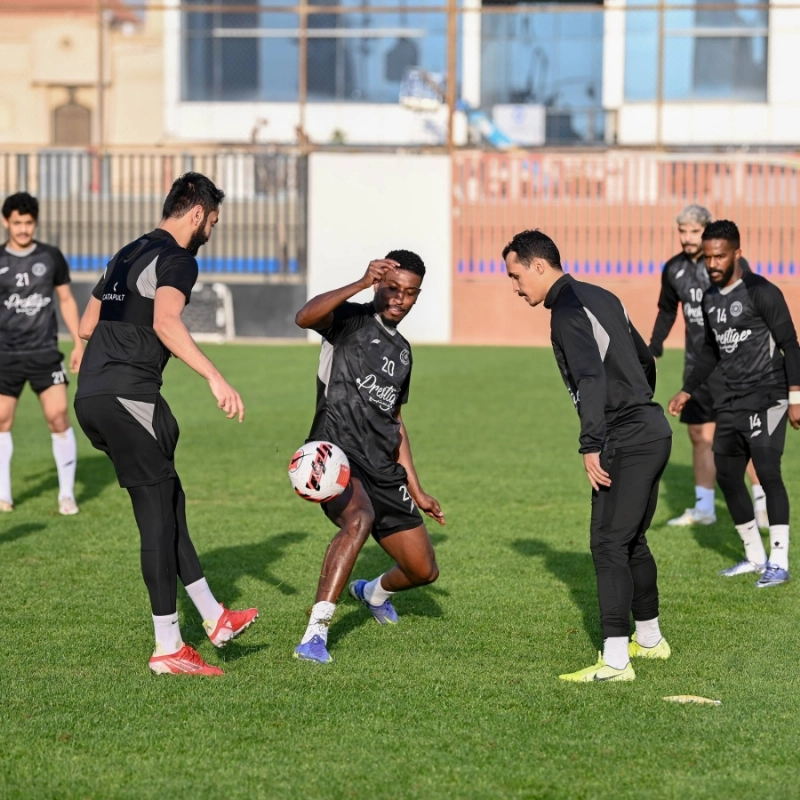 لاعبو الشباب خلال التدريبات (مكة)