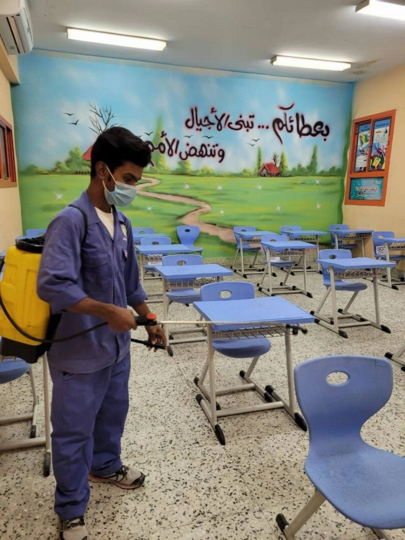 عامل خلال تعقيم الفصول الدراسية (مكة)