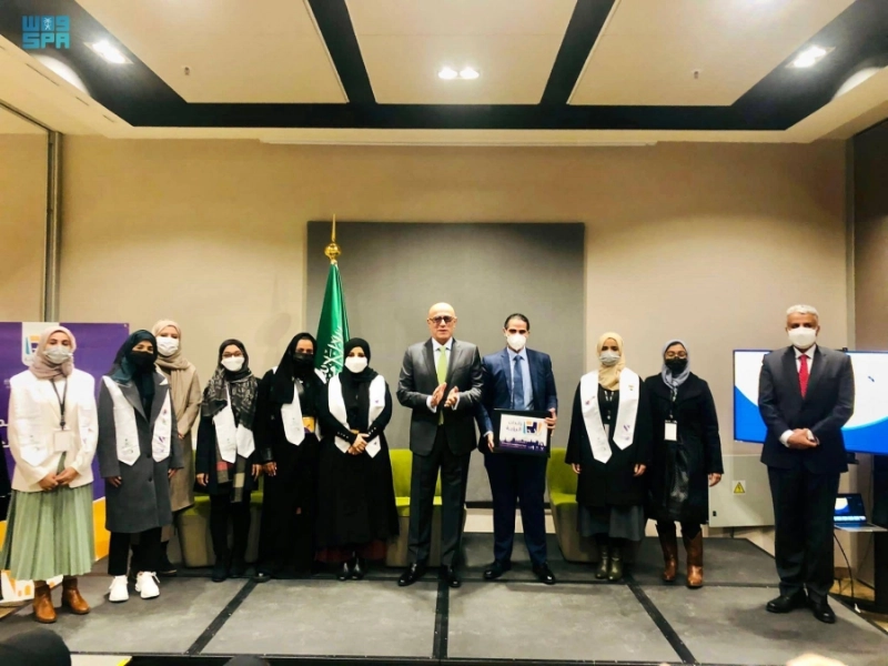 عزام القين يتوسط طالبات الجامعات السعودية (مكة)