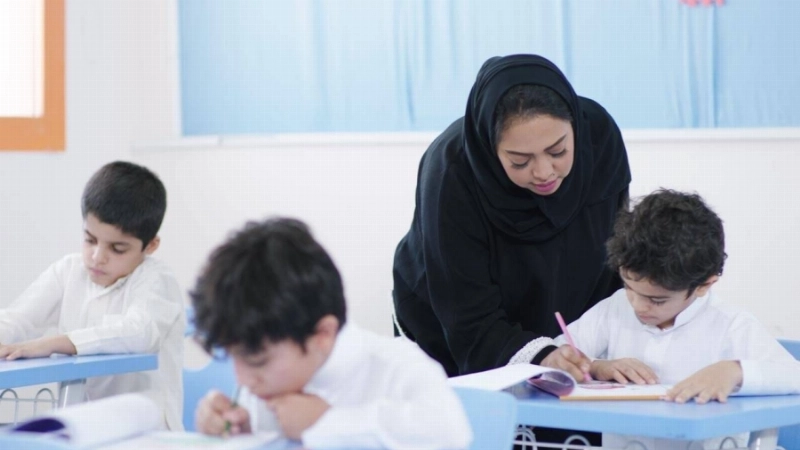 معلمة تتابع طالبا في وقت سابق (مكة)