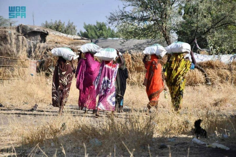سودانياتت سلمت حصصهن من المساعدات (واس)