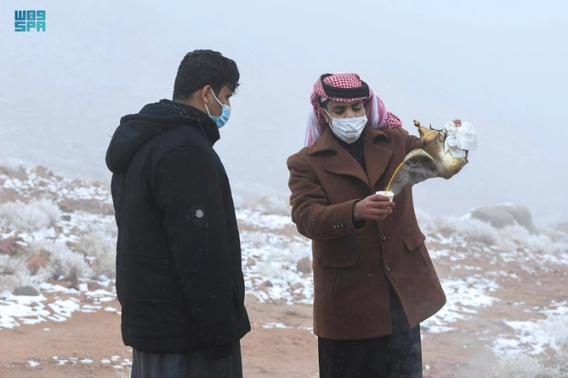 شهدت جبال اللوز تساقطا للثلوج مصحوبة بالأمطار، في ظاهرة مناخية تزدان بها المناطق الشمالية من تبوك في مثل هذه الأوقات من كل عام.