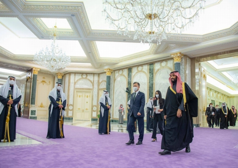 الأمير محمد بن سلمان لدى استقباله مون جيه إن في الرياض أمس (واس)