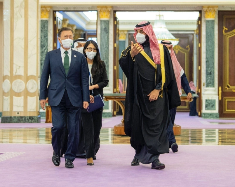 الأمير محمد بن سلمان لدى استقباله مون جيه إن في الرياض أمس