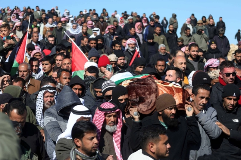 مشيعون يحملون جثمان شهيد فلسطيني (د ب أ)