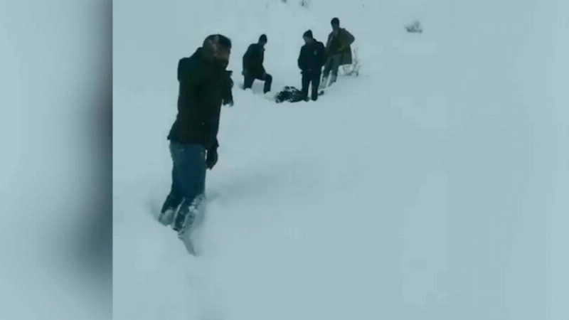 زهراء ونادر بعد العثور عليهما متجمدين في الثلوج (إندبندنت عربية)