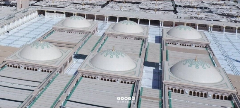 27 قبة متحركة تعمل على تجديد التهوية داخل المسجد النبوي تزن الواحدة منها 80 طنا، ويتم التحكم بها آليا، وتغطي القبة مساحة 324 م2 بدائرة قطرها 12 م حاملة بداخلها زخارف بديعة تشهد على فن العمارة بالمسجد النبوي.