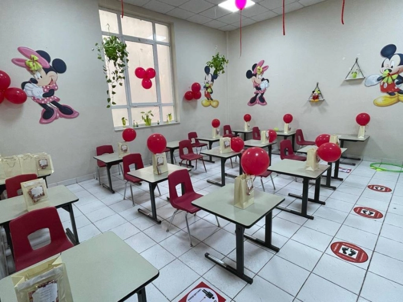 أحد الفصول مزينا للعودة الحضورية (مكة)