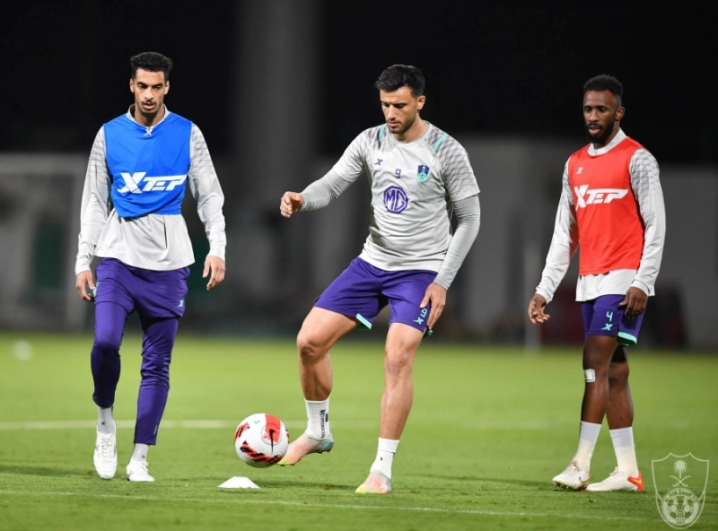 عمر السومة خلال تدريبات الأهلي (مكة)