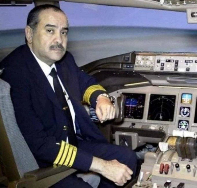 وزير الطيران المدني المصري يقود الطائرة (مكة)
