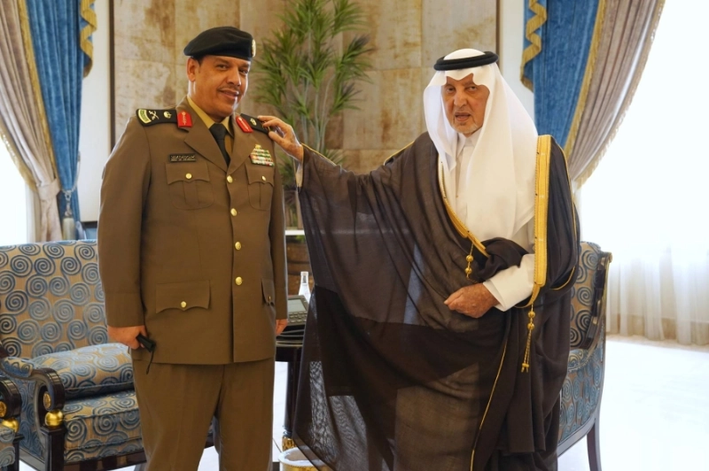.. ويقلد فهد الحماد رتبته الجديدة (مكة)