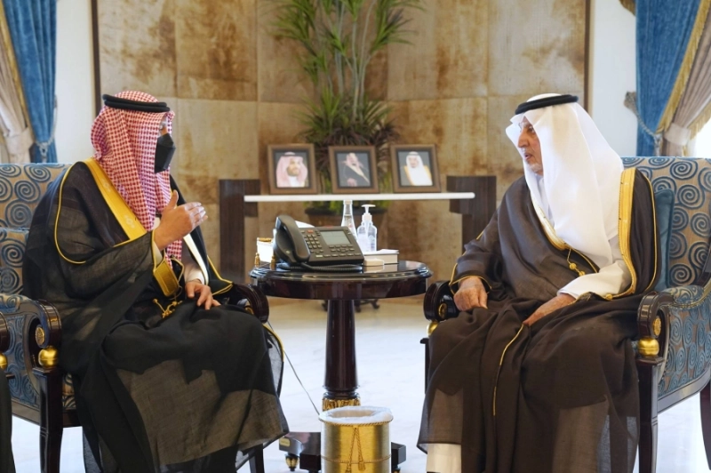 خالد الفيصل خلال استقباله وائل مطير (مكة)