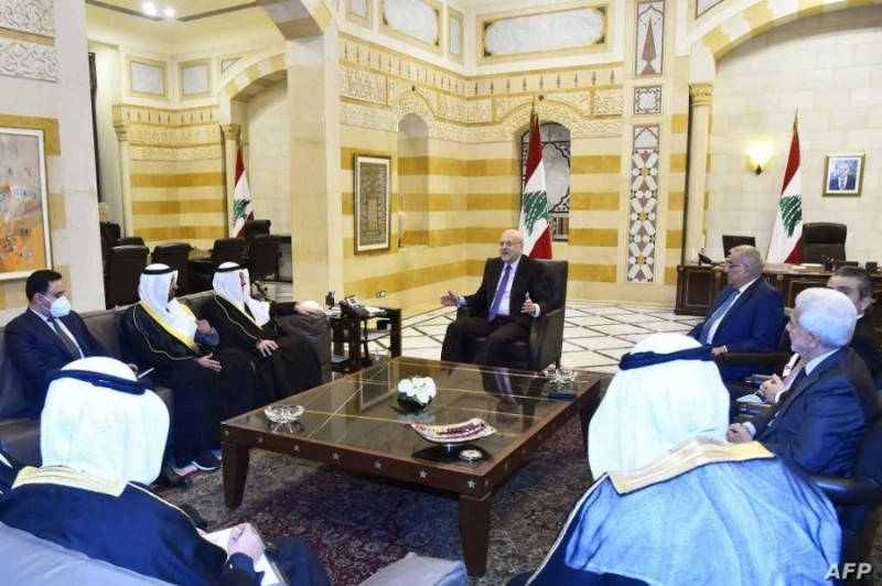 الوفد الكويتي لدى اجتماعه بالحكومة اللبنانية (مكة)