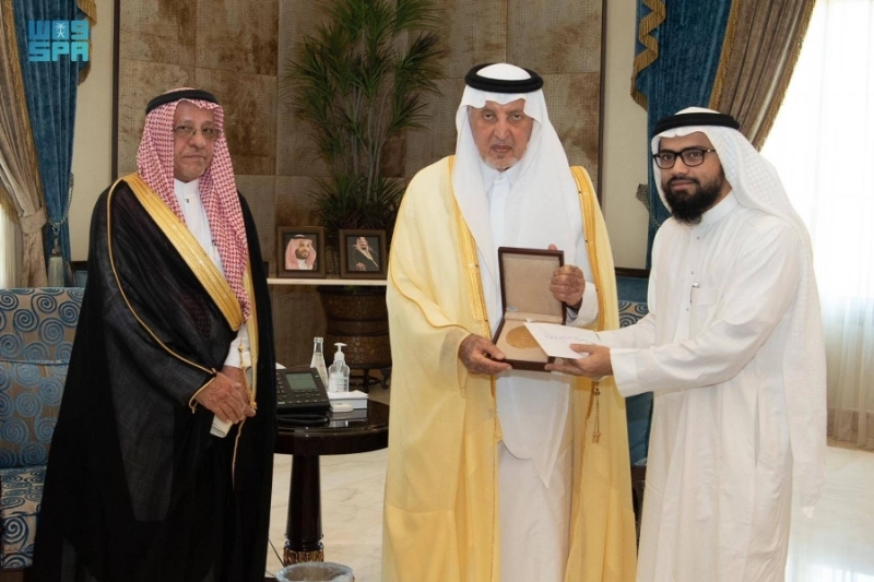 خالد الفيصل خلال تكريم الفائزين (واس)