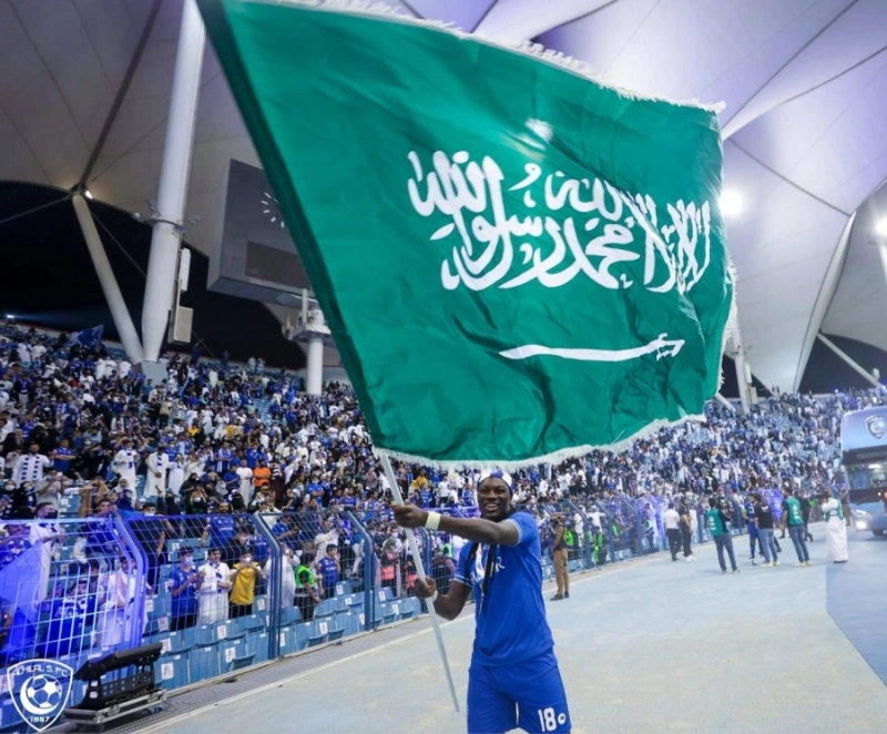 قوميز يلوح بالعلم السعودي عقب التتويج بأبطال آسيا