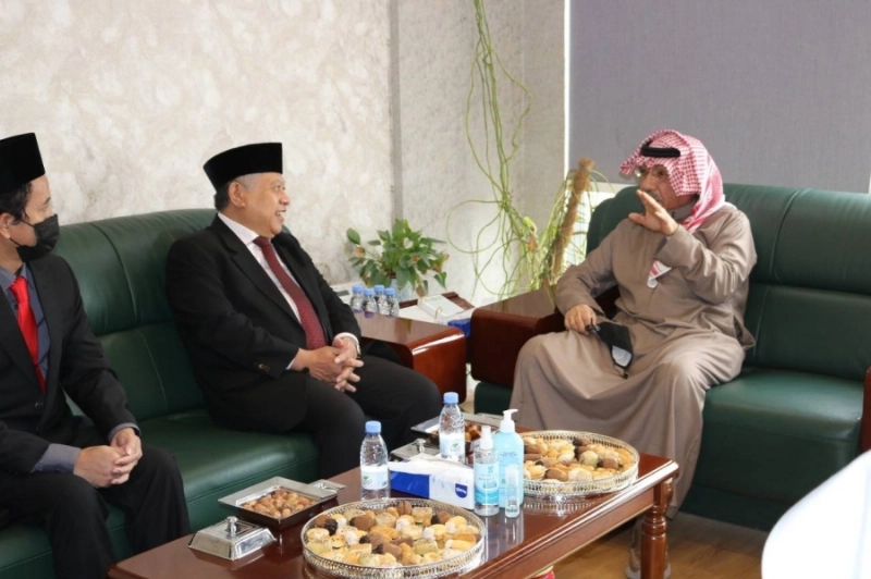 سفير إندونيسيا لدى المملكة يزور مركز البحوث والتواصل المعرفي