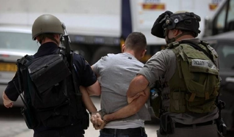 جنود إسرائيليون يعتقلون فلسطينيا (مكة)